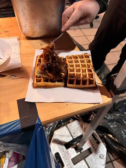 Zwei Belgische Waffel, darauf zwei Maultaschen und angebratene Zwiebeln