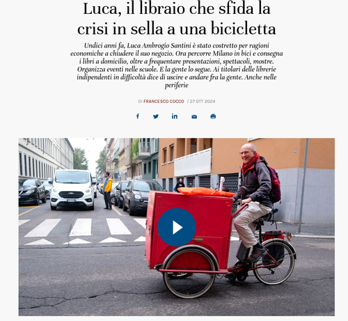 Luca, il libraio che sfida la crisi in sella a una bicicletta

Undici anni fa, Luca Ambrogio Santini è stato costretto per ragioni economiche a chiudere il suo negozio. Ora percorre Milano in bici e consegna i libri a domicilio, oltre a frequentare presentazioni, spettacoli, mostre. Organizza eventi nelle scuole. E la gente lo segue. Ai titolari delle librerie indipendenti in difficoltà dice di uscire e andare fra la gente. Anche nelle periferie