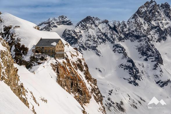 Cabane des Vignettes in winter