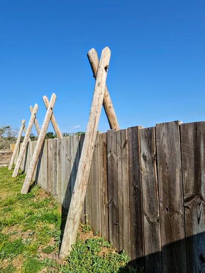 Close up of the wooden barrier at the rear of the firt, facing the Saint Johns River.