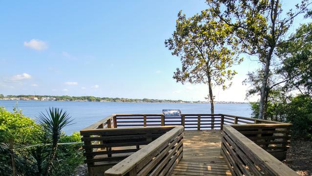 A large wooden observation deck at the rear of the park's welcome center, looking out over the big Saint Johns River.
