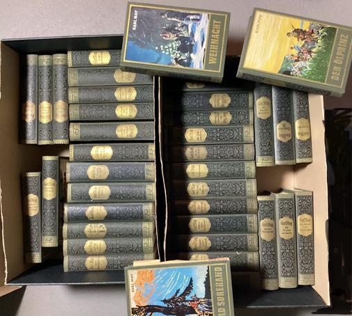 2 Kisten mit Karl May "Orignal"ausgaben, die dunkelgrünen Bücher mit goldfarbener Schrift.