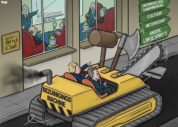Cartoon waarop een bulldozer-achtige machine te zien is die door een straat rijdt, met voorop een hakbijl, kettingzaag, gigantische hamer en kaasschaaf bevestigd. Aan de knoppen zitten Schoof en Wilders, en achterop de machine staat 'Bezuinigingsmachine'. Voor de machine hangen wegwijzers met de tekst 'ontwikkelingssamenwerking, cultuur, wetenschap, andere linkse hobby's'.  Achter de machine zien we een statig gebouw met een gouden bord waarop staat 'Quote 500 Club. Door de ramen zien we clubleden gezeten in luxe fauteuils, champagne drinkend, terwijl een man in pak een grafiek presenteert waarop hun vermogensgroei te zien is, afgezet tegen de zeer geringe hoeveelheid belasting die ze betalen.