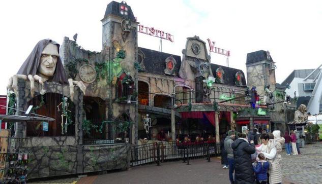 Zweistöckige Geisterbahn "Geister-Villa" (Bild ausgeliehen bei ride-index.de, herzlichen Dank an diese inspirierende Website)