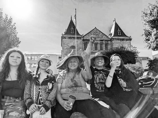 Ojistoh, me, Grandma Losa, Chiykoten, Raven in front of Nanaimo courthouse.
Black and white photo.