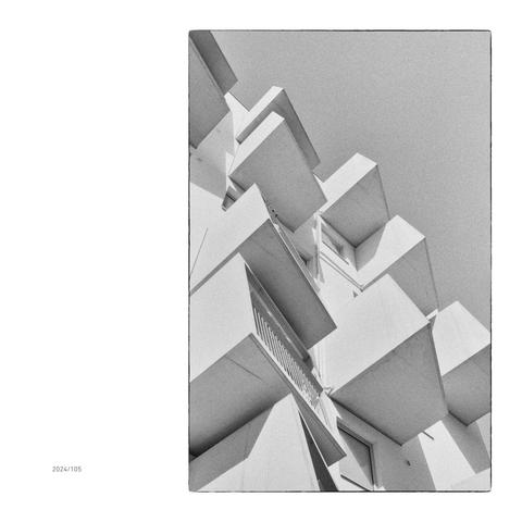 Geschachtelte Schiefbalkone an einem zeitgenössischen wiener Gemeindebau in Leopoldstadt.