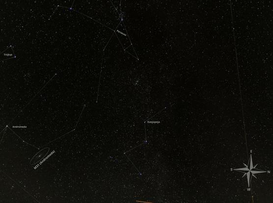 An grianghraf céanna agus línte le téacs (sa Pholainnis) a thaspeanann cá bhfuil réaltra Andromeda agus na réaltbhuíonta: Peirséas (Perseusz), Caiseoipé (Kasjopeja), an Triantán (Trójkąt), agus Andraiméide (M31 (Andromeda)).