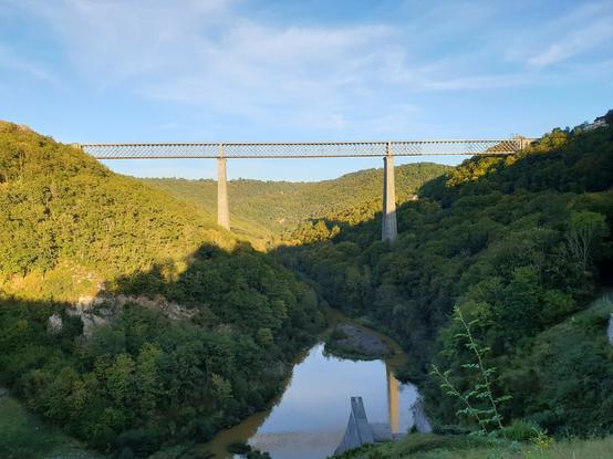 Viaduc des Fades en Auvergne, France, son tablier métallique reposant sur deux hautes piles en maçonnerie