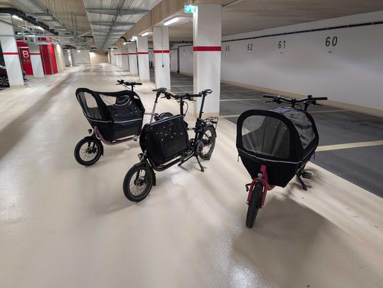 3 Muli Lastenräder in einer Tiefgarage