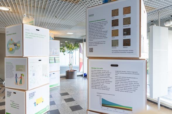 Das Foto zeigt eine Drehtafel aus der Ausstellung im Stadthaus.