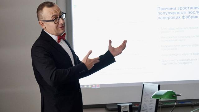 Паперові фабрики та фейкові дані: відверта розмова про академічне шахрайство [Paper mills and fake data: a frank conversation about academic fraud] http://dx.doi.org/10.13140/RG.2.2.20192.29443