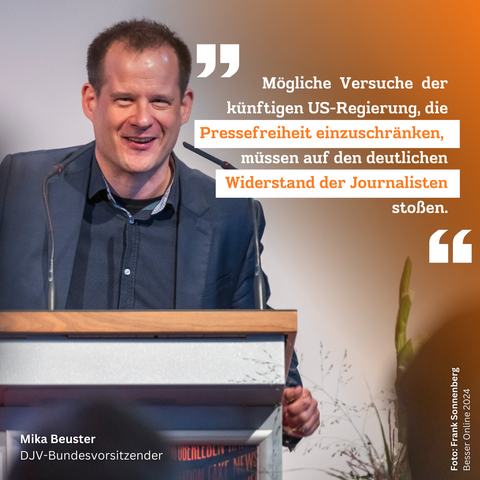 DJV Bundesvorsitzender Mika Beuster spricht auf einem Podium.
Text: „Mögliche Versuche der künftigen US-Regierung, die Pressefreiheit einzuschränken, müssen auf den deutlichen Widerstand der Journalisten stoßen.“