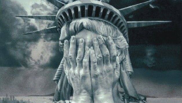 Bild der New Yorker Freiheitsstatue, die die Hände vor dem Gesicht zusammenschlägt