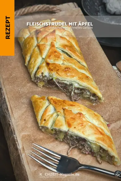 Köstlicher Fleischstrudel serviert auf einem Brett