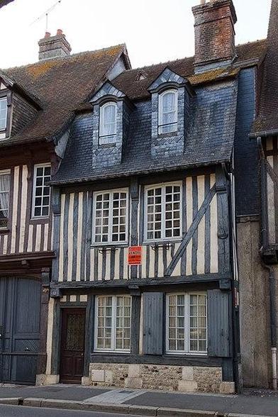 Maison à pans de bois à #PontlÉvêque (#Calvados) Construction XVIe siècle, XVIIe siècle. Façades et toitures : inscription par arrêté du 16 mai 1952.
Suite 👉 https://monumentum.fr/monument-historique/pa00111611/pont-leveque-maison-a-pans-de-bois
#Patrimoine #MonumentHistorique
Photo CC-BY-SA 4.0 : Edouard Hue (EdouardHue)