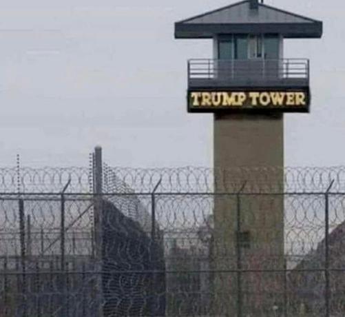 Wachturm hinter Stacheldraht, Aufschrift, oben am Rundgang: 
Trump Tower