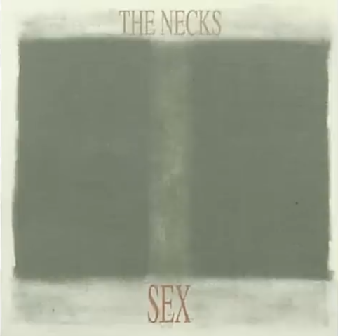 Das Cover des Albums ist hellgrau, darauf ein verwischtes graugrünes Rechteck mit einem senkrechten etwas helleren verwaschenen Streifen in der Mitte.