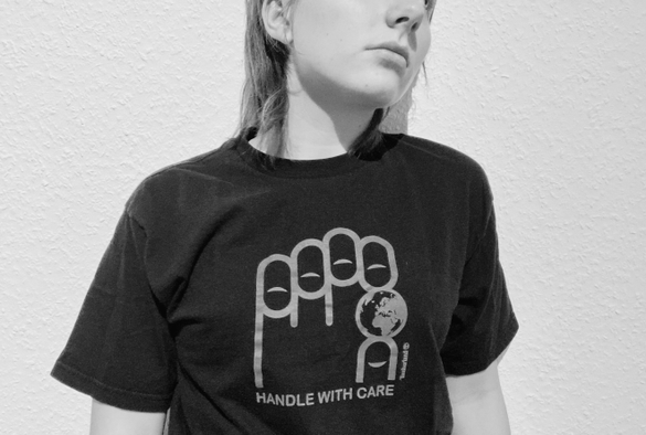 Frau mit T-Shirt ,Aufschrift:Handle with care