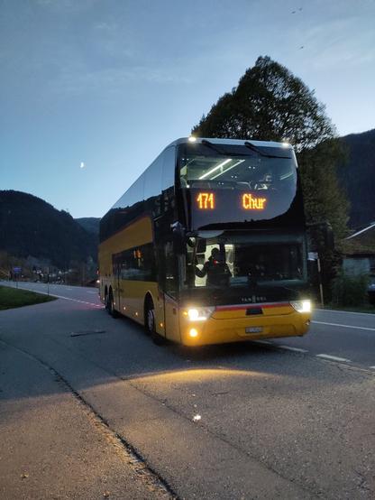 Foto. Ein gelber doppelstöckiger Bus.