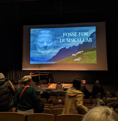 Bilete av lerret med bilete i teatersal. På lerret blir det vist eit vestlandsk landskap med sauar, fjell, og fjord. Jon Fosse er redigert over himmelen. 

Det står «Fosse for dumskallar»