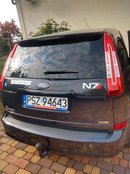 Tył czarnego samochodu z naklejką N7 z Masz Effect.