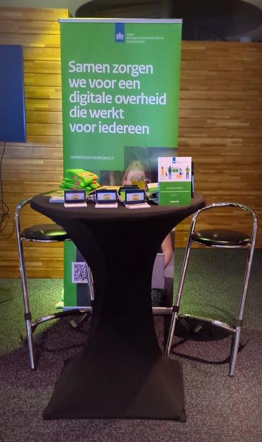 Een hoge tafel voor een banner.