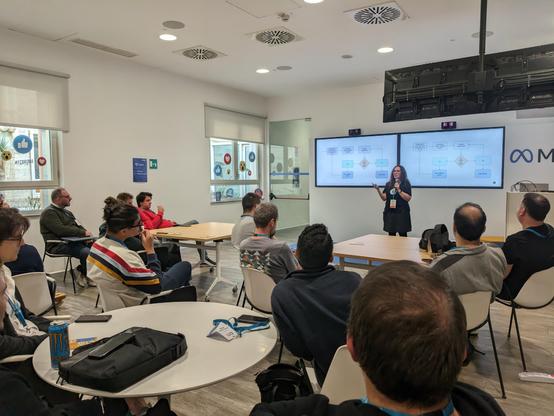 Miriam Schwab during her talk at Rome Core Days 2024 in front of any interested crowd