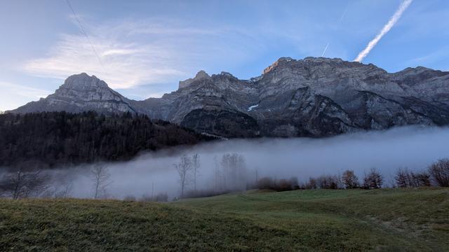 Bodennebel im Klöntal, dahinter das Glärnisch-Massiv
