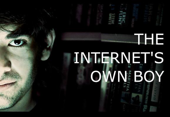 Portion de l’affiche du film « The internet's own boy » où apparaît la moitié du visage d’Aaron Swartz (sur le bord gauche) et le titre du documentaire biographique (aligné sur le bord droit). Des rayonnages de bibliothèque apparaissent en arrière-plan.