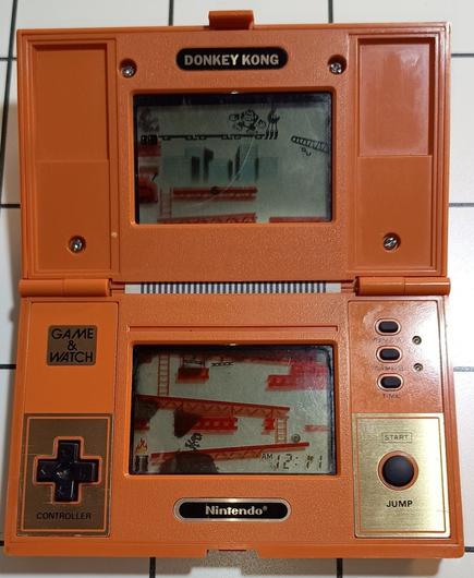 Consola retro Game&Watch del Donkey Kong abierta y en funcionamiento
