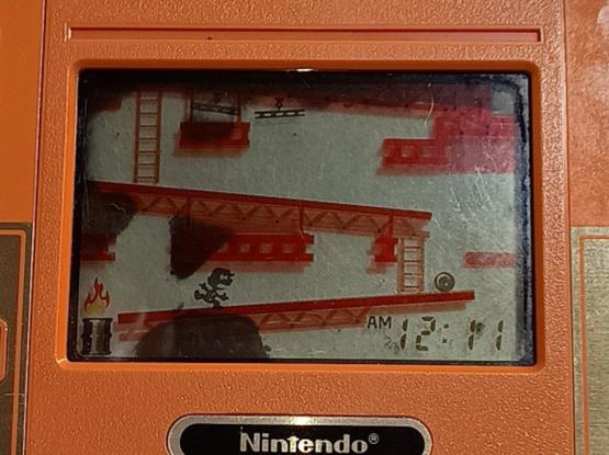 Detalle de la pantalla inferior de la consola donde se ven unas manchas negras que ocupan parte de la pantalla