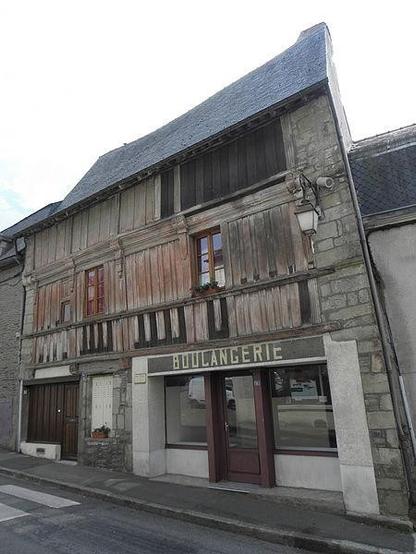 Maison datée de 1602 à #Josselin (#Morbihan) Maison en pan de bois avec encorbellement, sur un rez-de-chaussée maçonné. Toiture avec chevrons chantournés. Construction 1er quart XVIIe siècle. Façade sur rue et ...
Suite 👉 https://monumentum.fr/monument-historique/pa00091316/josselin-maison-datee-de-1602
#Patrimoine #MonumentHistorique
Photo CC-BY-SA 4.0 : GO69