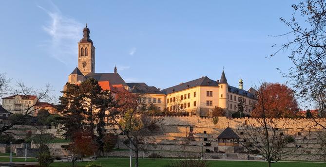 Kutná Hora - kostel sv. Jakuba, Vlašský dvůr, Breüerovy sady