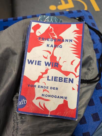 Cover des Buches, auf dem 3 Gesichter im Kreis in Weiß und Rot dargestellt sind