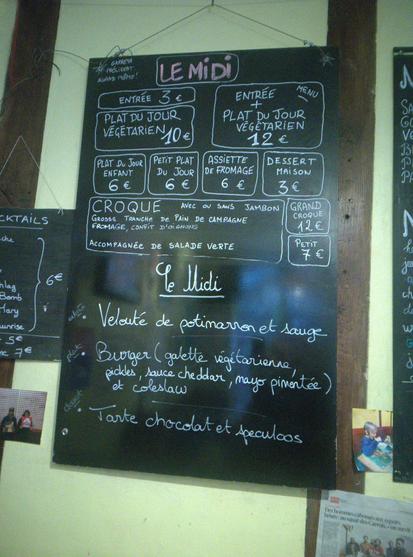 Photo d l'ardoise du menu du midi du café le chez nous : 
- entrée : velouté de potimarron et sauge
- plat : burger (galette végétarienne, pickles, sauce cheddar, mayo pimentée et coleslaw)
- dessert : tarte chocolat et speculoos