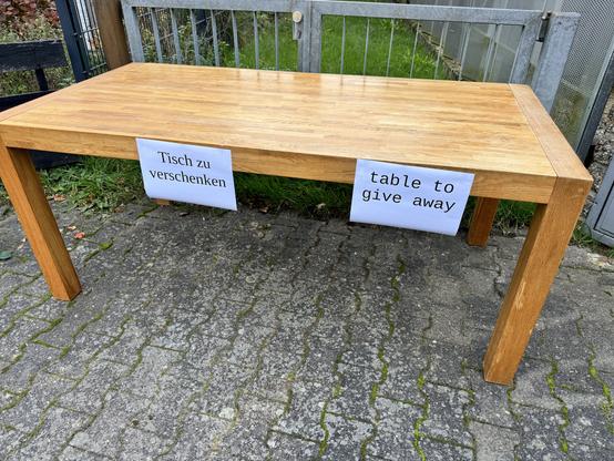 Ein Esstisch. Hellbraun mit Eiche (?) Furnier