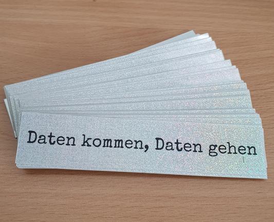 Ein Stapel Sticker, Glitzer mit Text: Daten kommen, Daten gehen