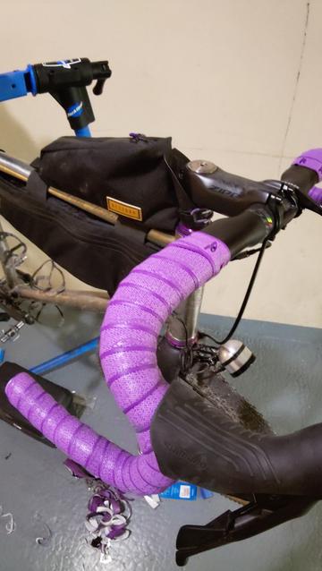 Gros plan sur le cintre de mon gravel avec sa nouvelle guidoline violette