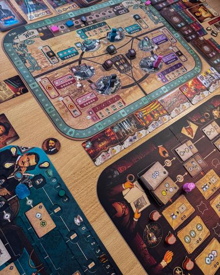 Blick auf den Wienplan, darunter Spielbrett und am Rande Spielerbrett