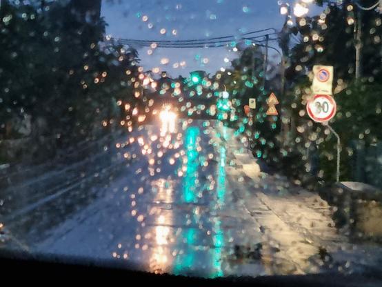Gocce di pioggia e la luce di fari e semafori, trasformano tutto in lucine colorate