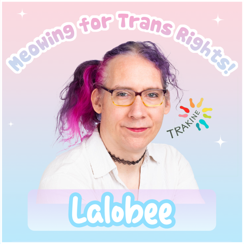 Foto von Rhonda (weiß, femme, weiße Bluse, Brille mit lila/weiß/gelbem Rand, schwarzer Choker um den Hals) mit der Überschrift "Meowing for Trans Rights!", rechts neben dem Foto ist das Logo von Trakine zu sehen, und darunter die Beschriftung "Lalobee"