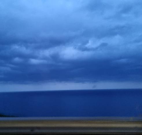 Mare e cielo si specchiano l'uno nell'altro, mentre una linea più chiara segna l'orizzonte