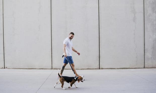 Un hombre pasea a su perro por las calles de Madrid (Getty Images/EyeEm)