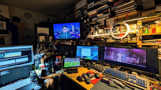 Bastelstube.
6 Monitore und 3 Tastaturen.
Auf dem rechten Monitor läuft ein Musikvideo (Florence + The Machine)
vom Pi4-NAS (das steht irgendwo links halb versteckt).
Ansonsten läuft Bericht aus Berlin, Rugby und Internetz.