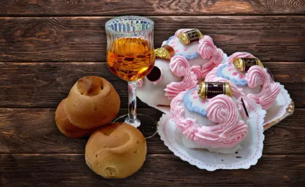 Biscotti di San Martino secchi e decorati, accompagnati da buon vino e moscato