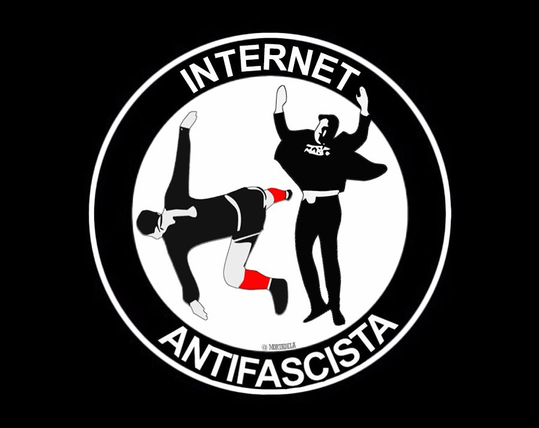 Diseño con la famosa patada de Cantona dirigiéndose hacia Musk en su salto durante un mitin de Trump de la pasada campaña electoral, dentro de un círculo con el texto internet antifascista.