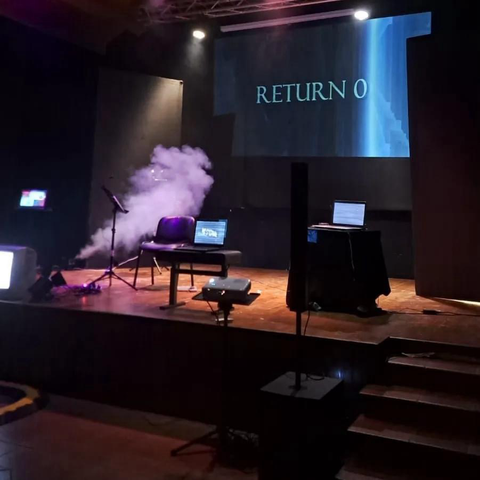 Il palco dello spettacolo, allestito con gli oggetti di scena e una macchina del fumo