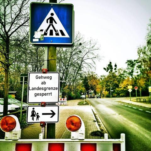 Aufschwung West. Die Mauer in unseren Köpfen. Fehlt nur noch der Schlagbaum zwischen Berlin und Brandenburg. MH