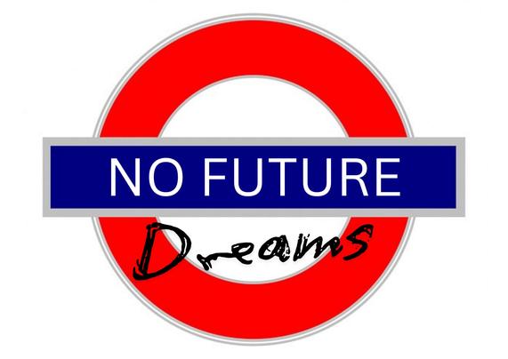 Ein Londoner U-Bahnhof-Schild. Als Haltestelle ist "No Future" angegeben, darunter in Schreibschrift "Dreams" - also der Titel der Veranstaltung: "No Future Dreams"