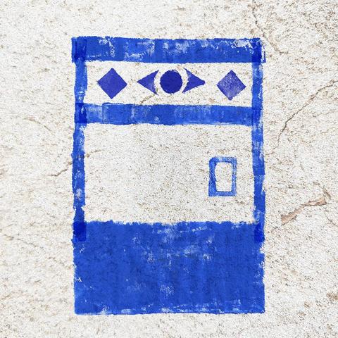 Una imagen de una pintura muy simple representando la fachada de una casa canaria con sus diferentes bordes y símbolos, en color añil unido, sobre un fondo blanco. Toda la imagen tiene una textura como de piedra aplicada por encima.